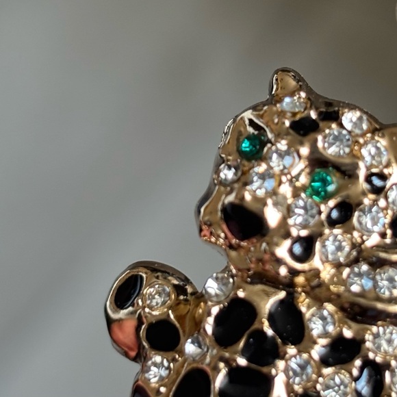 LUNGING LEOPARD BROOCH - Picture 4 of 9